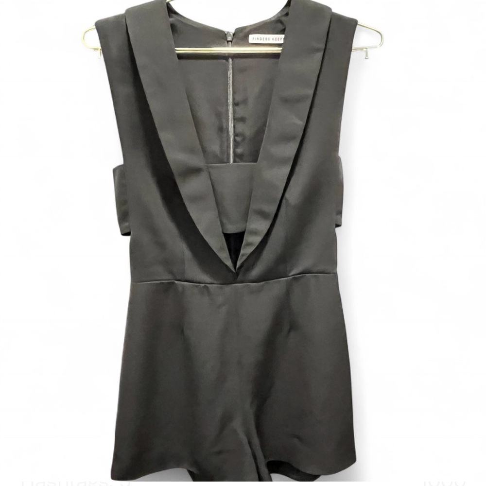 Finders Keepers Cutout Black V-
Neck Romper
Finders Keepers
Size: S